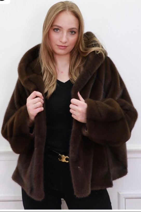 Manteau à capuche, fausse fourrure 