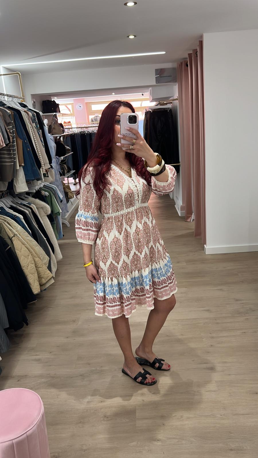 Robe brodée rose