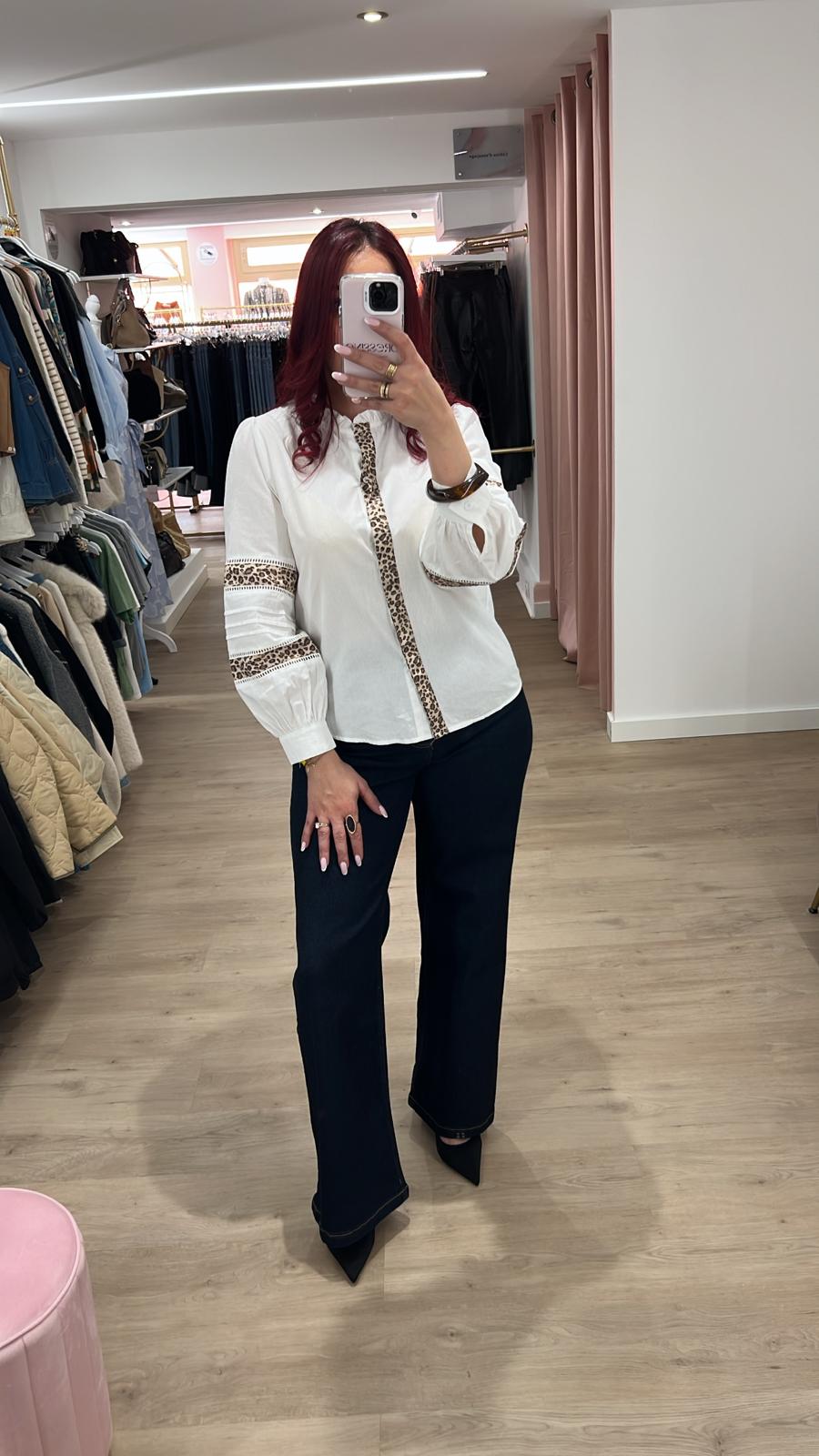 Chemisier blanc touche léopard