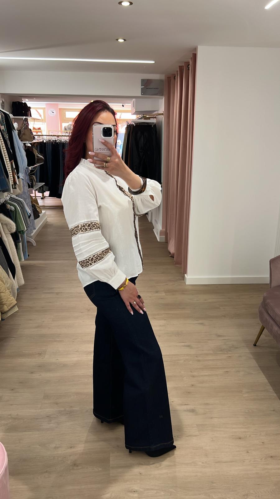 Chemisier blanc touche léopard