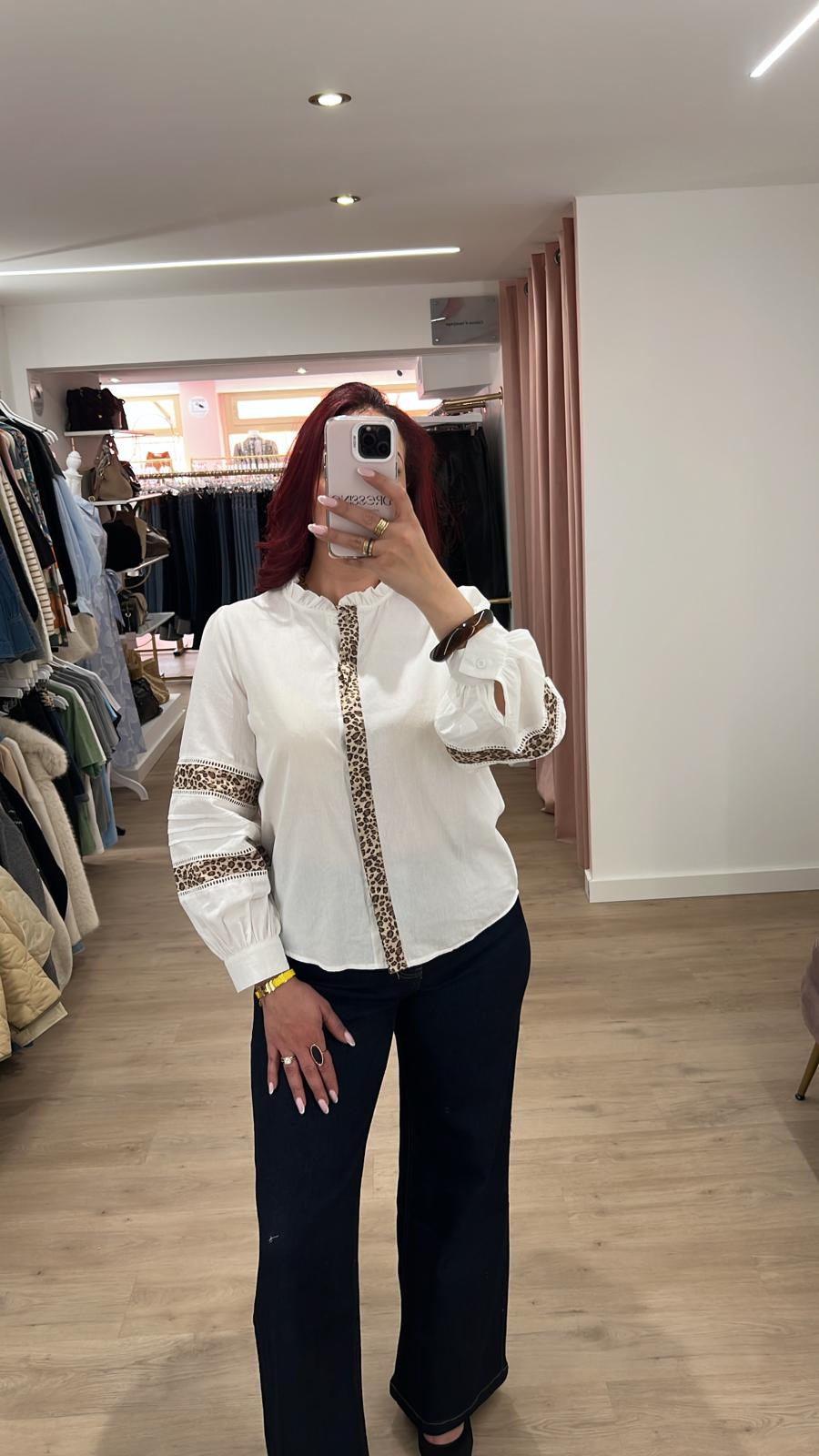 Chemisier blanc touche léopard